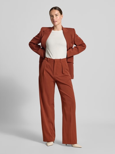 Frauenmodel trägt Regular Fit 3/4-Shirt aus Baumwoll-Mix Modell 'MULTIA' von Weekend Max Mara in Creme mit Rostbraun, Ganzkörperansicht von vorne, Damen 3/4-Shirt von Weekend Max Mara.