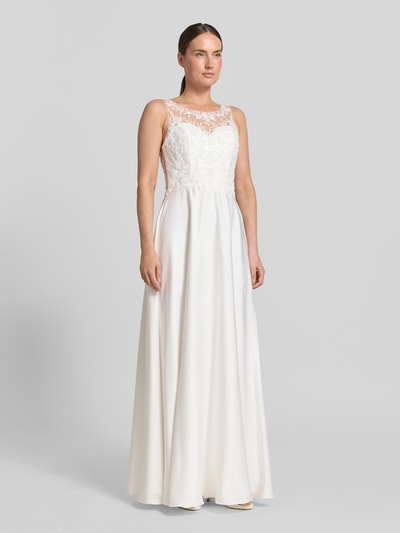 Frauenmodel trägt Abendkleid mit Spitze von Laona, cremefarben, A-Linie, Maxikleid, Rundhalsausschnitt, Ganzkörperansicht von vorne, Rückenlänge 150 cm, Brustweite 35 cm, Reißverschluss auf der Rückseite.