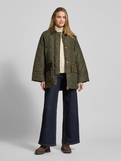 Frauenmodel trägt Regular Fit Steppjacke mit Cord-Details Modell 'ALDBURGH' von Barbour, Optik: Unifarben, Ganzkörperansicht von vorne.
