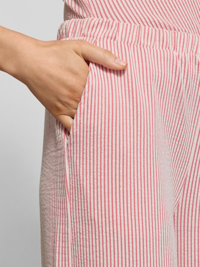 Frauenmodel trägt Wide Leg Hose mit elastischem Bund Modell 'STRIPLO' von Vila im Allover-Look aus Baumwoll-Mix mit Stretch-Anteil, Nahaufnahme Oberkörper.