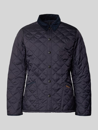 Produktfoto, Steppjacke mit Umlegekragen von Barbour, Herren, Regular-Fit, Unifarbenes-Design, Druckknopfleiste, Eingrifftaschen, Label-Stitching, Steppnähte, Rückenlänge 68 cm, Schulterbreite 40 cm, Brustweite 42 cm, Ärmellänge 70 cm.
