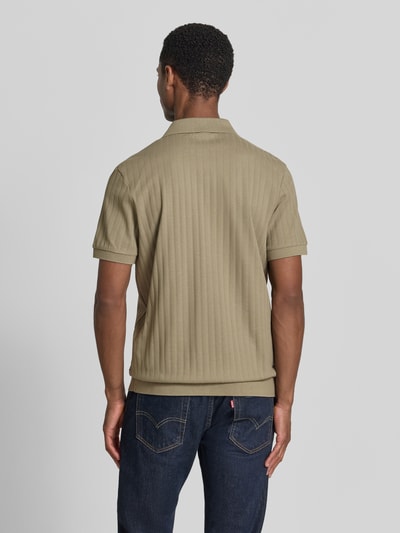 Männermodel trägt Regular Fit Poloshirt mit V-Ausschnitt Modell 'Baronito' von JOOP! Collection in Beige mit Strukturmuster, Rückenlänge 69 cm, Ganzkörperansicht Rückansicht