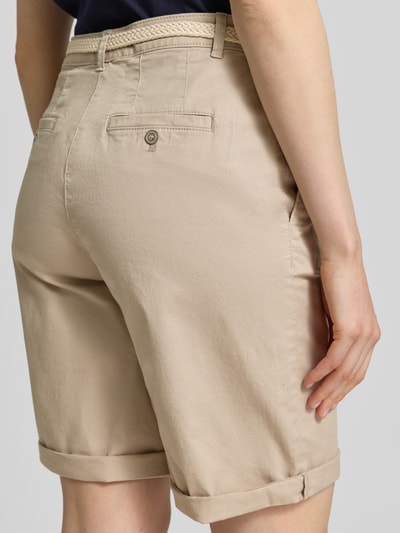 Frauenmodel trägt Chino-Bermudas mit Gürtel von Christian Berg Woman in Beige, glatte Baumwollstruktur, Regular Fit, Ganzkörperansicht Rückansicht.