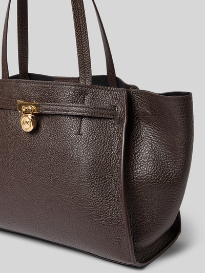 Produktfoto, Handtasche aus echtem Leder Modell 'HAMILTON' von MICHAEL Michael Kors in Dunkelbraun mit goldfarbener Label-Applikation, strukturierte Oberfläche