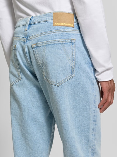 Mannelijk model draagt Tapered Fit Jeans uit bio-katoenmix model 'MAAKX' van ARMEDANGELS, denimlook, 5-pocket, detailopname achterkant.