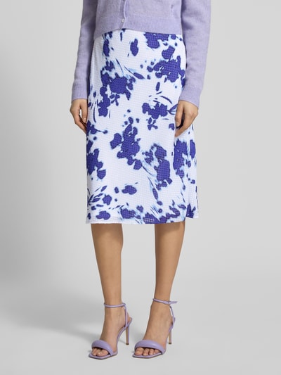 Frauenmodel trägt Midirock mit Strukturmuster im Allover-Look von Calvin Klein Womenswear in A-Linie, lila Muster, Ganzkörperansicht von vorne.