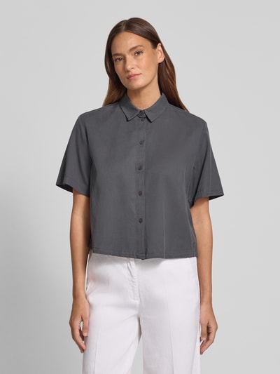 Frauenmodel trägt Boxy Fit Bluse aus Lyocell-Baumwoll-Mix von Jake*s Casual, dunkelgrau, Hemdblusenkragen, Knopfleiste, Nahaufnahme Oberkörper.