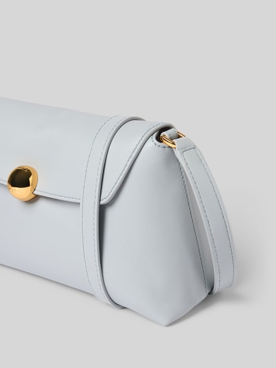 Produktfoto, torba na ramię z główną przegrodą z brzegiem i zapięciem na zatrzask, detal z logo, model 'SFERA' od Furla, szerokość w rozmiarze 1: 23 cm, długość w rozmiarze 1: 14 cm, głębokość w rozmiarze 1: 9 cm, długość paska na ramię w rozmiarze 1: 110 cm