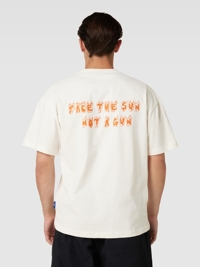 PEQUS T-Shirt mit Label-Print Modell 'Face The Sun' Offwhite 5