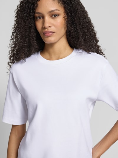 Frauenmodel trägt T-Shirt in halbärmligem Design von JAKE*S STUDIO WOMAN, reine Baumwolle, lockerer Schnitt, Nahaufnahme Oberkörper.