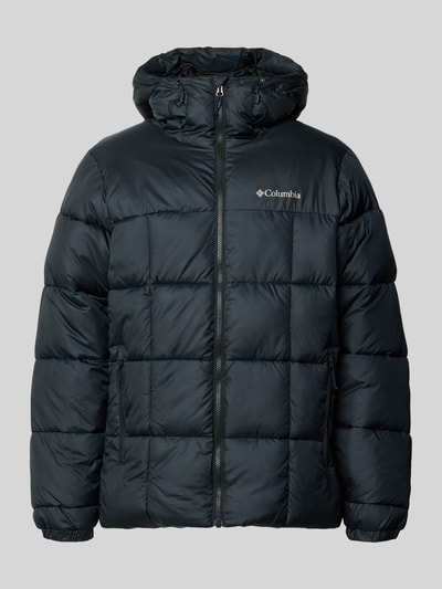 Produktfoto, schwarze Steppjacke mit Kapuze Modell 'Puffect™ IV' von Columbia, sichtbare Reißverschlüsse, glatte Textur, Vorderansicht. Regular Fit, Logo auf der Brust, zwei Reißverschlusstaschen, Kontext: Rückenlänge 72 cm, Schulterbreite 49 cm, Brustweite 62 cm, Ärmellänge 70 cm.