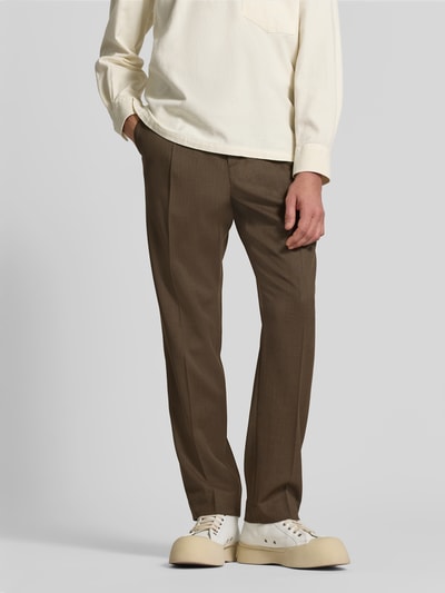 Männermodel trägt Hose aus Wolle mit Bundfalte van Filippa K in effen kleuren, mat look, met elastiek, bandplooi, persplooien, steekzakken, achterzakken, webware materiaalverwerking, detailopname onderlichaam vooraanzicht.