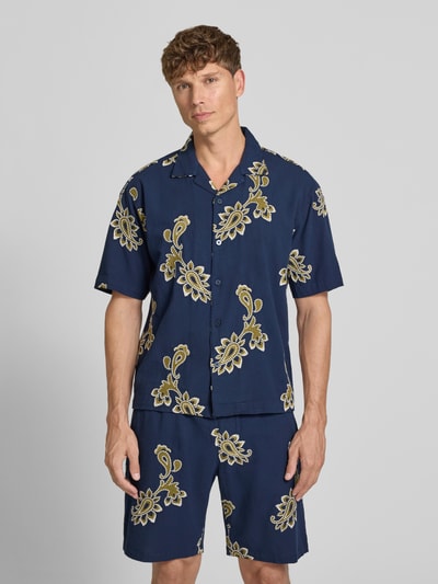 Männermodel trägt Regular Fit Freizeithemd mit Stitchings und Reverskragen von Jake*s, dunkler Allover-Look, Baumwoll-Mix mit Stretch-Anteil, Nahaufnahme Oberkörper.