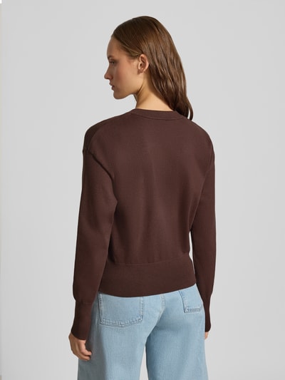 Młodzieżowy model nosi kardigan rozpinany Regular Fit Strickjacke aus Viskose-Mix model 'MIO' od ONLY, brąz, gładka struktura, damski, Ganzkörperansicht Rückansicht.