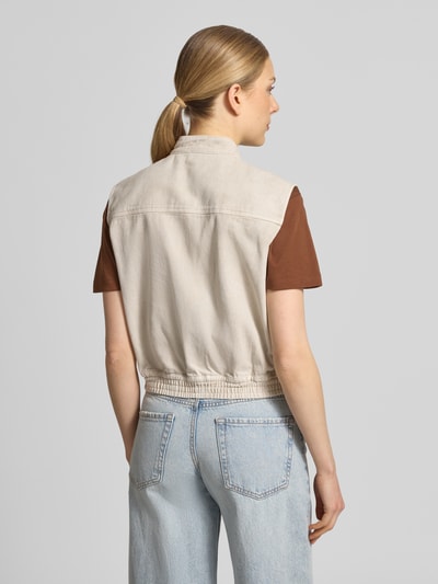 Vrouwenmodel draagt Weste mit Pattentaschen van Jake*s Casual, beige tinten, regular fit, opstaande kraag, rugaanzicht, detailopname
