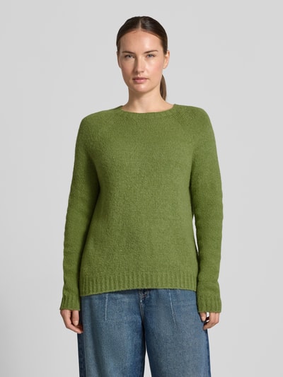 Vrouwenmodel draagt groene regular fit pullover van alpacamix Regular Fit Pullover aus Alpaka-Mix model 'GHIACCI' van Weekend Max Mara, Ganzlichaamsvoorzijde.