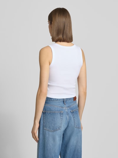 Vrouwenmodel draagt Slim Fit Tank Top uit katoenmix model 'EASY' van Only, uni, U-hals, brede bandjes, fijnrib, geheel achteraanzicht.