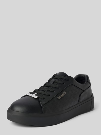 Produktfoto, Sneaker mit Logo-Detail Modell 'Gunter' von bugatti, czarny kolor, zaokrąglony krój, sznurowanie, gładka podeszwa, wysokość obcasa w rozmiarze 44: 4 cm, wysokość cholewki w rozmiarze 44: 6 cm, szerokość w rozmiarze 44: 6 cm, tekstura gładka z tłoczonym wzorem.
