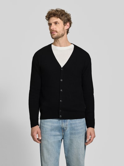 Männermodel trägt zwarte cardigan met v-hals en knoopsluiting van katoenmix, regular fit, Model 'KARL' van Casual Friday, Ganzkörperansicht von vorne.
