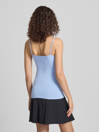 Kobiece modelka nosi Slim Fit Top mit Spaghetti-Träger od Review, jasnoniebieski, mieszanka bawełny, krój slim fit, regulowane cienkie ramiączka, długość tyłu w rozmiarze S: 46 cm, całkowity widok z tyłu.