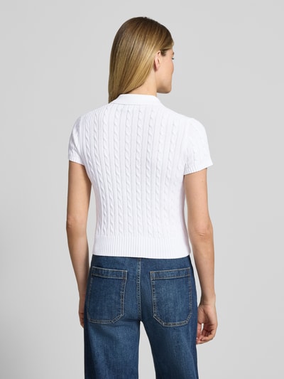 Frauenmodel trägt Regular Fit Strick-Poloshirt aus reiner Baumwolle von Polo Ralph Lauren in Weiß mit Zopfmuster, Rückansicht.