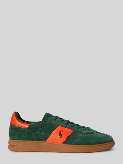 Productfoto, Low Top Sneaker aus Veloursleder van Polo Ralph Lauren in donkergroen suède met oranje logodetail, contrasterende elementen, ronde neus, vlakke zool en vetersluiting, structuurzool, herenmodel, unikleurig design, detailopname zijkant