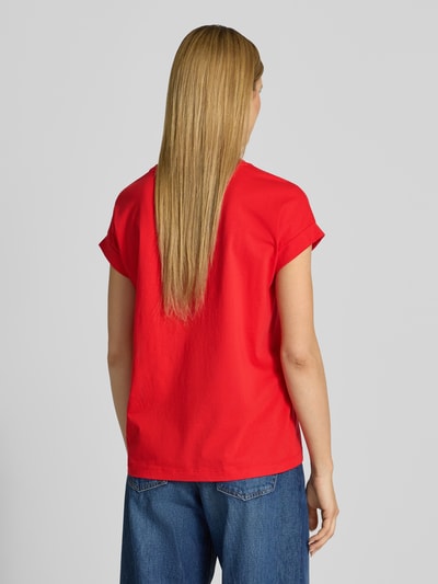 Frauenmodel trägt Loose Fit T-Shirt aus reiner Baumwolle Modell 'IDAARA' von Armedangels in Rot, unifarben, Feinripp, Ganzkörperansicht Rückansicht.