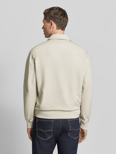 Męski model nosi Blouson mit Kentkragen od JAKE*S STUDIO MEN, krój regular fit, jasny beż, tekstura gładka, widok całej sylwetki z tyłu, długość tyłu w rozmiarze M 60 cm, szerokość ramion w rozmiarze M 48 cm, szerokość klatki piersiowej w rozmiarze M 58 cm, długość rękawa w rozmiarze M 67 cm