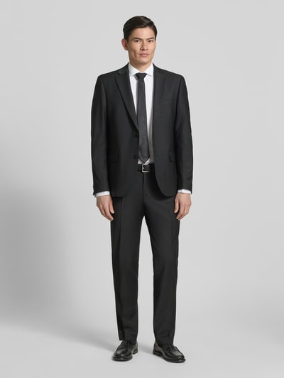 Männermodel trägt Slim Fit Business-Hemd mit verdeckter Knopfleiste von ETERNA, weiße Baumwolle, Haifischkragen, Ganzkörperansicht von vorne.