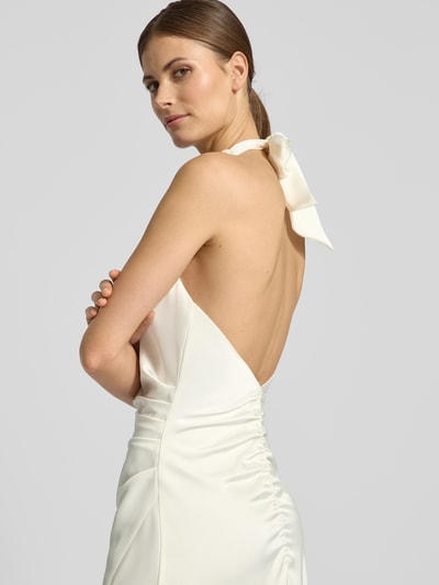 Frauenmodel trägt Regular Fit Abendkleid mit Raffungen von Jake*s Cocktail in Satin, cremefarben, Rückenausschnitt, Ganzkörperansicht Rückansicht.