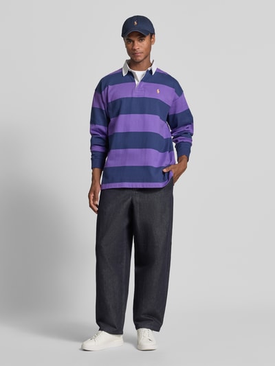 Mannenmodel draagt Oversized Pullover aus reiner Baumwolle Modell '6/1' van Polo Ralph Lauren in paars-blauw gestreept, Heren pullover, geheellichaamsaanzicht van voren.