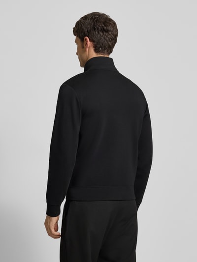 Männermodel trägt schwarze Regular Fit Sweatjacke mit Logo-Stitching von Emporio Armani aus elastischem Baumwoll-Mix, Stehkragen, Zweiwege-Reißverschluss, Eingrifftaschen und elastischen Abschlüssen, Rückenlänge bei Größe M 65 cm, Ärmellänge 64 cm, Ganzkörperansicht Rückansicht.