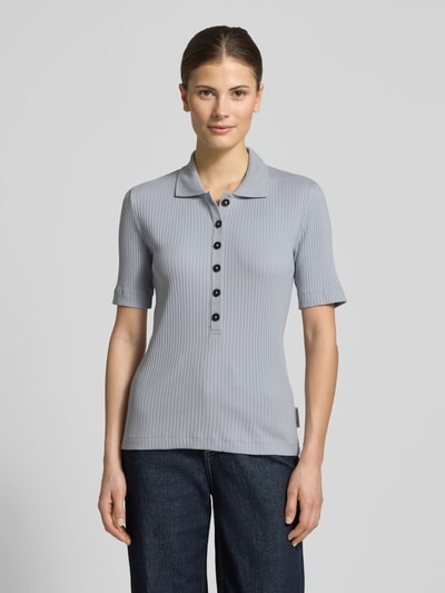 Vrouwenmodel draagt Slim Fit poloshirt uit katoen-modal-mix van Marc O'Polo, look: effen, ribtricot, korte mouw, labelstitching. Ganzkörperansicht van voren.