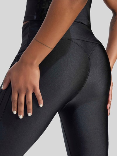 Frauenmodel trägt Slim Fit Sport-Leggings mit CLIMACOOL Technologie von adidas, glänzend schwarzer Stoff, adidas Training, Nahaufnahme Rückenansicht