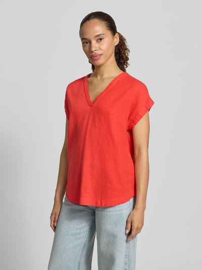 Frauenmodel trägt Blusenshirt aus Leinen-Viskose-Mix Modell 'INA' von Soyaconcept, leuchtend rot, Gerader-Schnitt, V-Ausschnitt, Kappärmel, glatte Textur, Damen Blusenshirt, Ganzkörperansicht von vorne. Rückenlänge bei Größe S: 61 cm, Ärmellänge bei Größe S: 20 cm.