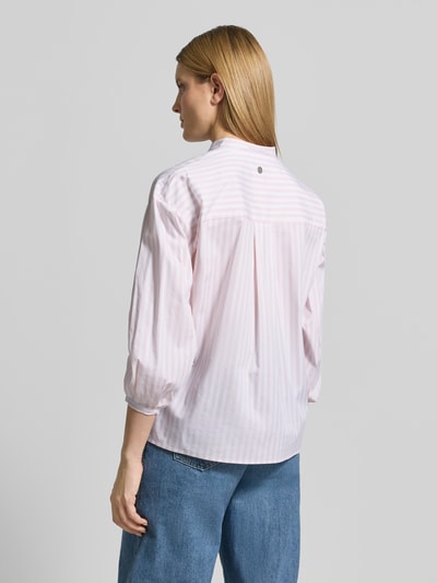 Frauenmodel trägt Regular Fit Langarmbluse aus Baumwoll-Mix Modell 'Badrani' von JOOP! mit feinen rosa Streifen, 3/4-Ballonärmel, Stehkragen, Rückenlänge 65 cm bei Größe 36, Ärmellänge 52 cm, Ganzkörperansicht Rückansicht.