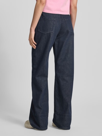 Frauenmodel trägt Wide Leg Jeans im 5-Pocket-Design Modell 'Emelie' von OH APRIL in dunklem Blau, reine Baumwolle, Ganzkörperansicht Rückansicht.