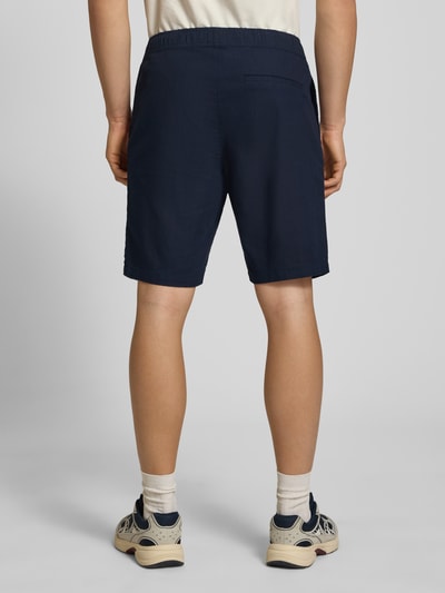 Männermodel trägt Straight Fit Shorts mit Gesäßtasche von REVIEW in Dunkelblau, Leinen-Optik, Reine Baumwolle, Ganzkörperansicht Rückansicht.