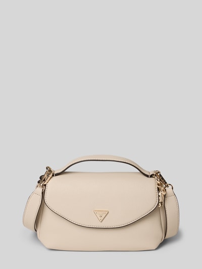Produktfoto, Shoulder Bag in Leder-Optik Modell 'Evie' von Guess mit Überschlag, Magnetverschluss, Logo-Detail, abnehmbarem Schulterriemen, cremefarben, strukturierte Oberfläche, Maße 24x18x11 cm, Länge Schulterriemen 123 cm.