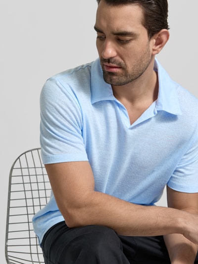 Männermodel trägt Regular Fit Leinenhemd mit Polokragen von Officine Générale in Hellblau, semitransparent, reine Leinen, Nahaufnahme Oberkörper.
