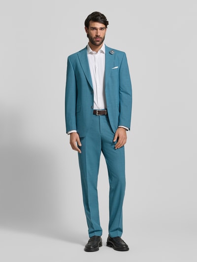 Männermodel trägt Anzughose mit Schurwoll-Anteil Modell 'Silas' von Carl Gross, Regular-Fit, Elastischer-Material-Mix, Ganzkörperansicht von vorne.