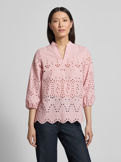 Frauenmodel trägt Regular Fit Bluse mit Lochstickerei von More & More, rosa Baumwoll-Mix, V-Ausschnitt, Ganzkörperansicht von vorne.