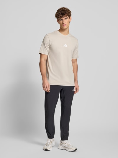 adidas Sportswear T-shirt met labelprint Zand - 1