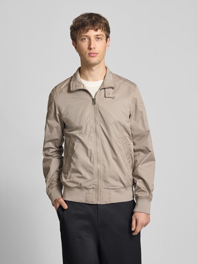 Männermodel trägt Jacke mit Stehkragen und Reißverschluss von G-Star Raw im Regular Fit, beige, mit sichtbarer Struktur, Ganzkörperansicht von vorne. Rückenlänge 67 cm, Schulterbreite 48 cm, Brustweite 55 cm, Ärmellänge 70 cm, Baumwoll-Mix.