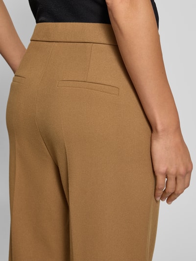 Frauenmodel trägt Gerade Hose mit fixierten Bügelfalten Modell 'RENEE' von Raffaello Rossi in Hellbraun, Detailaufnahme, Damen Gerade Hose.