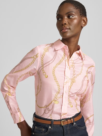 Vrouwenmodel draagt Bluse mit Seide-Anteil und Kentkragen van Gant in katoenmix met zijde, regular fit, kentkraag, knoopsluiting, sportmanchet, afgeronde zoom, ruglengte maat 36: 68 cm, mouwlengte maat 36: 61 cm, lichtroze met goudkleurige kettingprint, Ganzkörperansicht van voren.