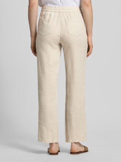Frauenmodel trägt Leinenhose mit elastischem Bund und Gesäßtaschen von Christian Berg Woman in Beige, Regular-Fit, reine Leinen, Ganzkörperansicht Rückansicht.
