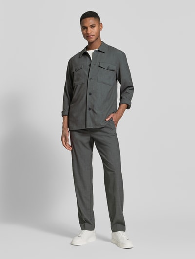 Männermodel trägt Relaxed Fit Hose mit elastischem Bund von Lindbergh, grauer Material-Mix, elastischer Bund, Ganzkörperansicht von vorne.