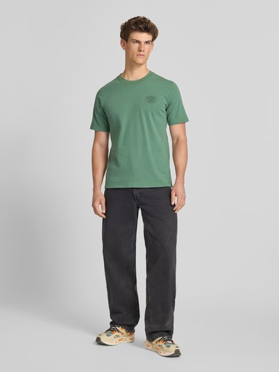 Männermodel trägt Herren T-Shirt mit Label-Print Modell 'FELIX' von Jack & Jones Premium in Grün, Reine Baumwolle, Regular-Fit, Rundhalsausschnitt, Ganzkörperansicht von vorne.