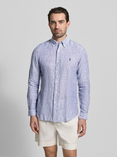 Männermodel trägt Regular Fit Freizeithemd aus reinem Leinen von Polo Ralph Lauren, mehrfarbig gestreift, Logo-Detail, Flammgarn, Ganzkörperansicht von vorne.